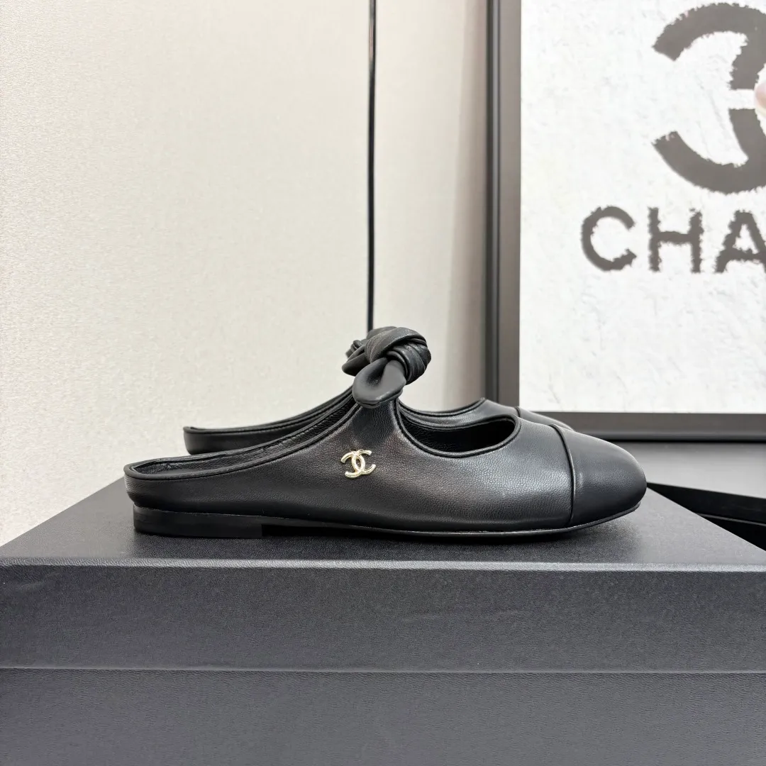 👟👟Ex-factory price 480👟👟 Chanel 25C Early Spring Mary Jane Shoes Series This season’s shoes are all great! The pure black Mary Jane is very comfortable on the feet and the upper leather is also very soft, so you don’t have to worry about rubbing your feet. The bunny ears are also very cute, and the black and white color matching and black fabric cover are very nice. Upper cowhide, inner sheepskin, genuine leather outsole Size: 35-39 40/41 Customized, non-refundable and non-exchangeable